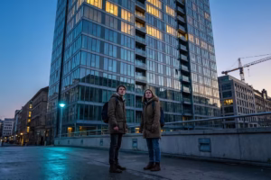 Mladi se soočajo z velikimi ovirami pri reševanju stanovanjskega vprašanja, saj nepremičninski balon Slovenija ostaja napihnjen.