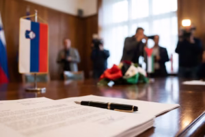 Stranka Levica aktivno zagovarja priznanje Palestine, poudarjajoč, da je to moralni imperativ za slovensko zunanjo politiko, ki mora dosledno upoštevati mednarodno pravo in človekove pravice.